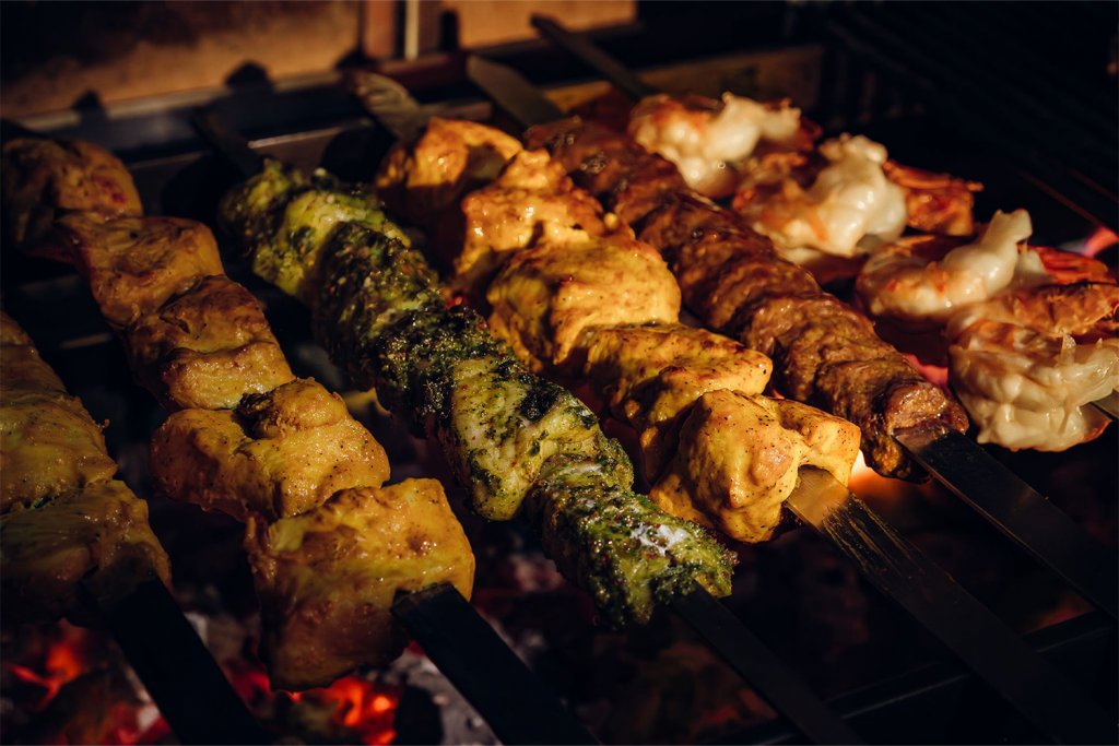 682c94222077a2d0b7685edf_dood-persian-restaurant-kebabs-on-grill-2